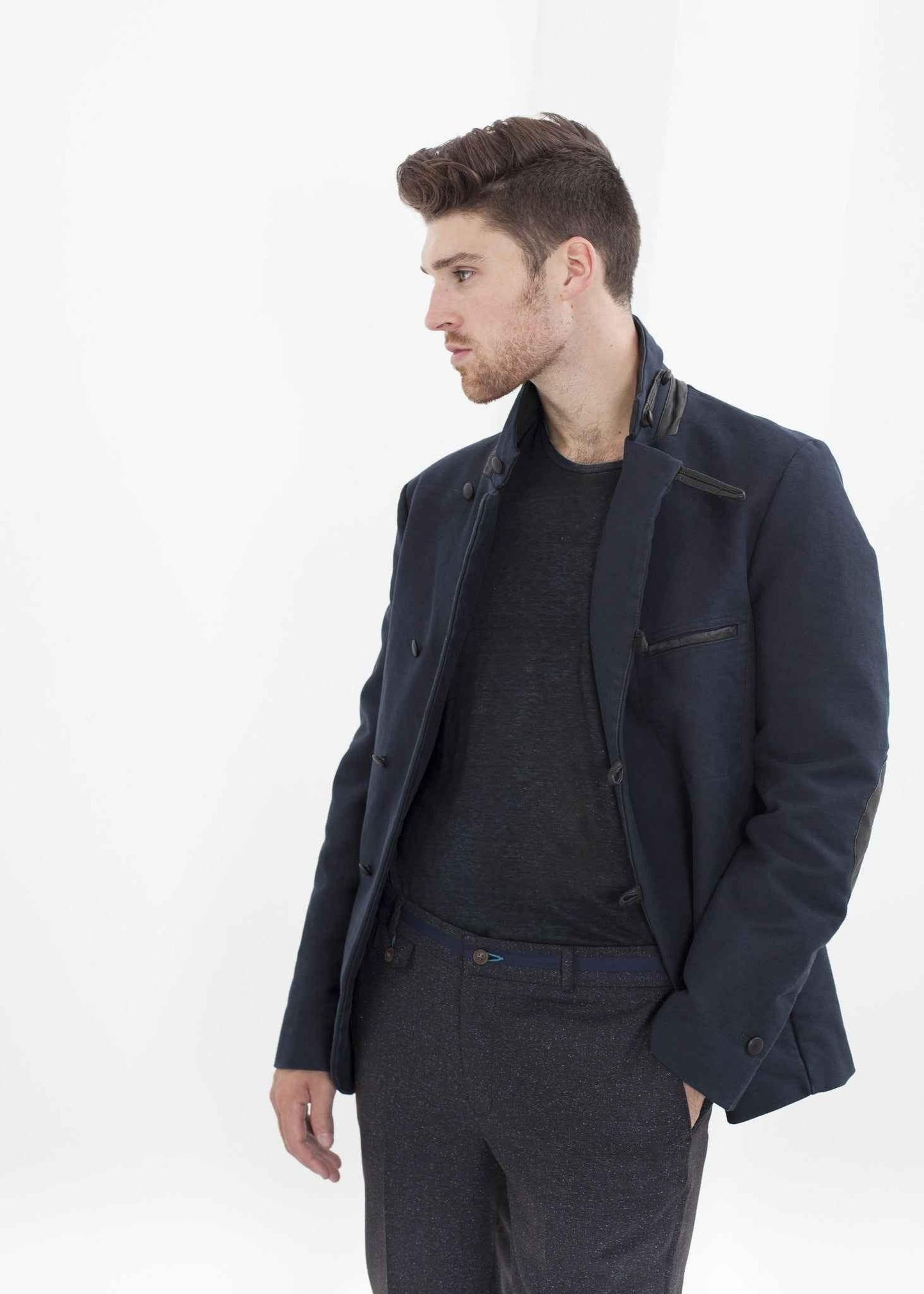 Taurin Jacket in Navy.