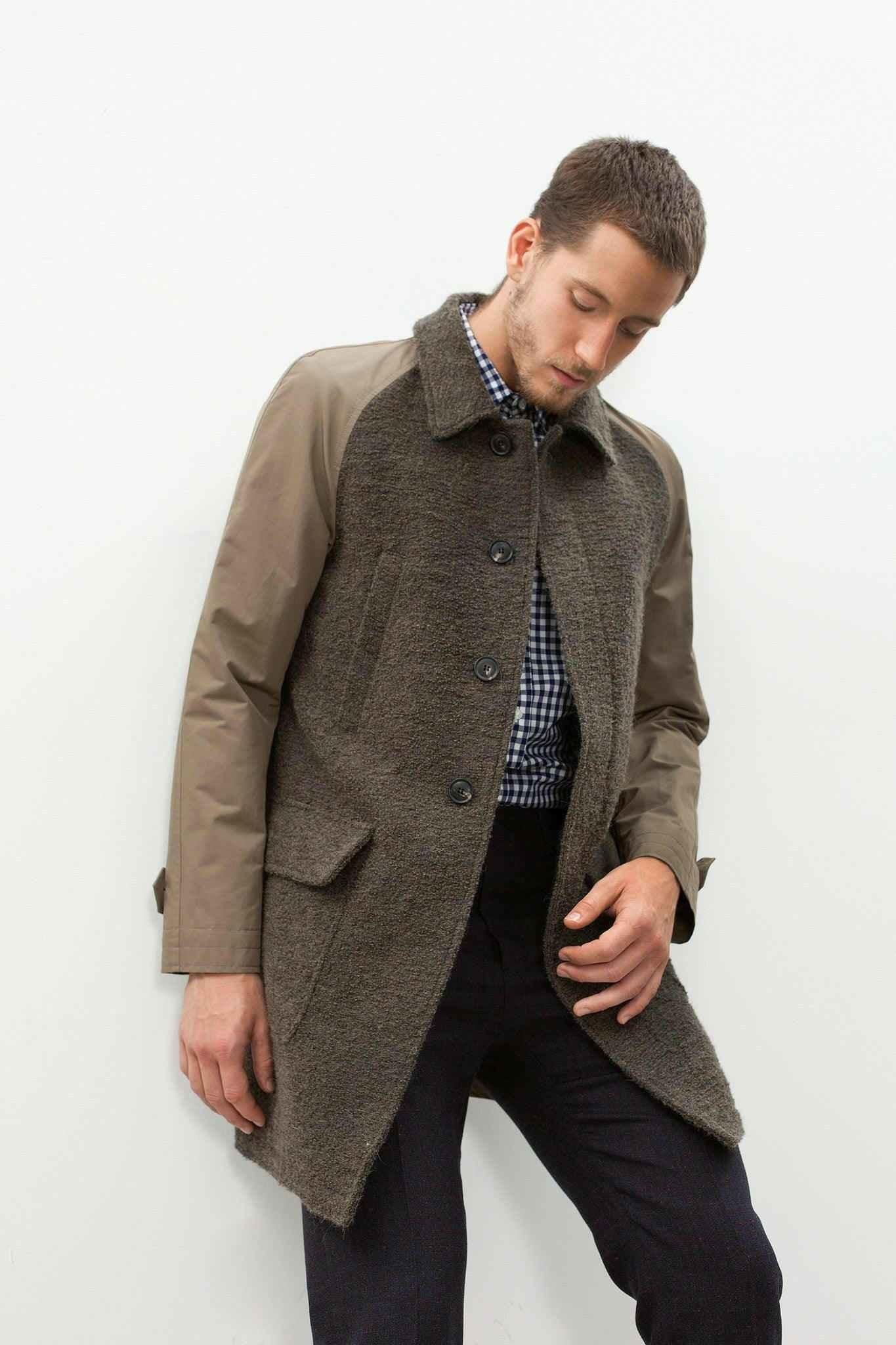 Raglan Maniche Coat in Olive.