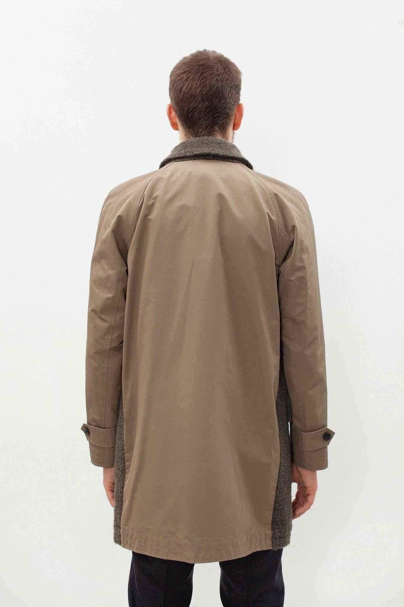 Raglan Maniche Coat in Olive.
