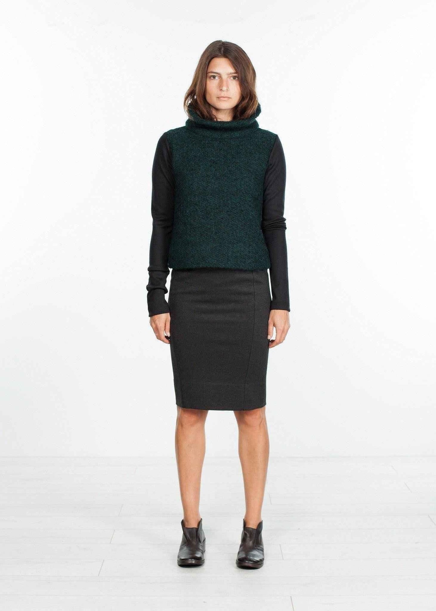 Boucle Turtle Neck in Green/Black.