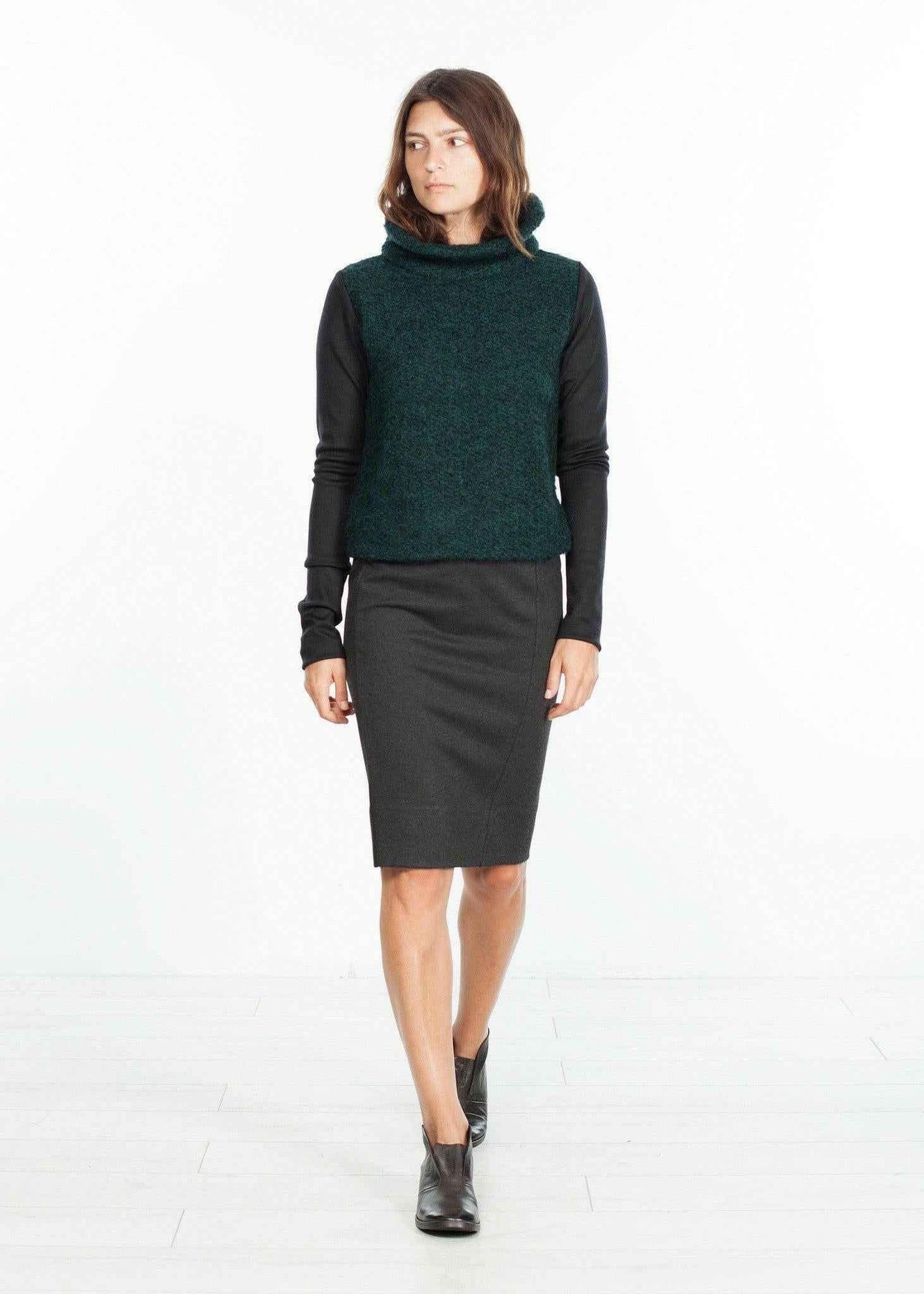 Boucle Turtle Neck in Green/Black.