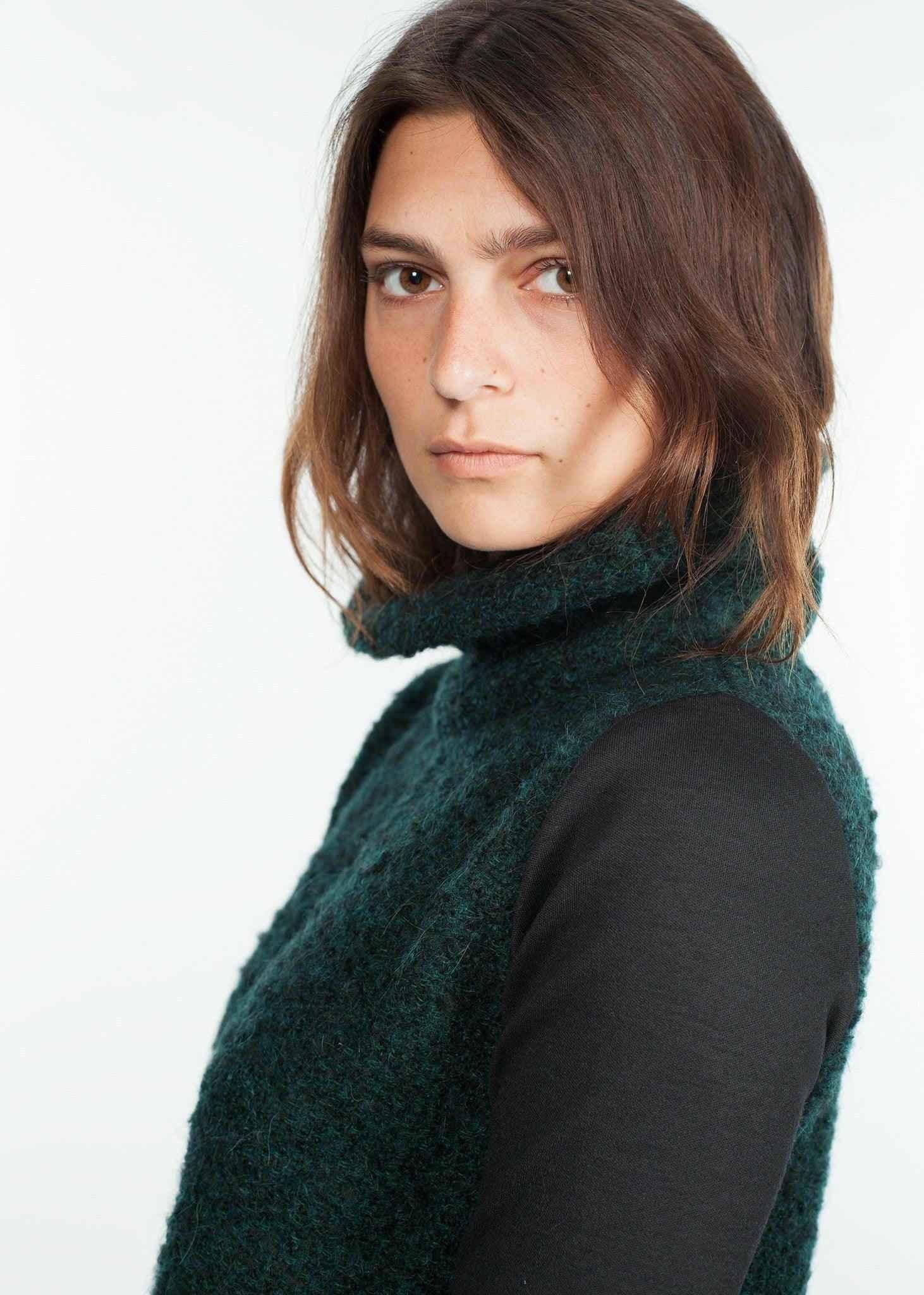 Boucle Turtle Neck in Green/Black.