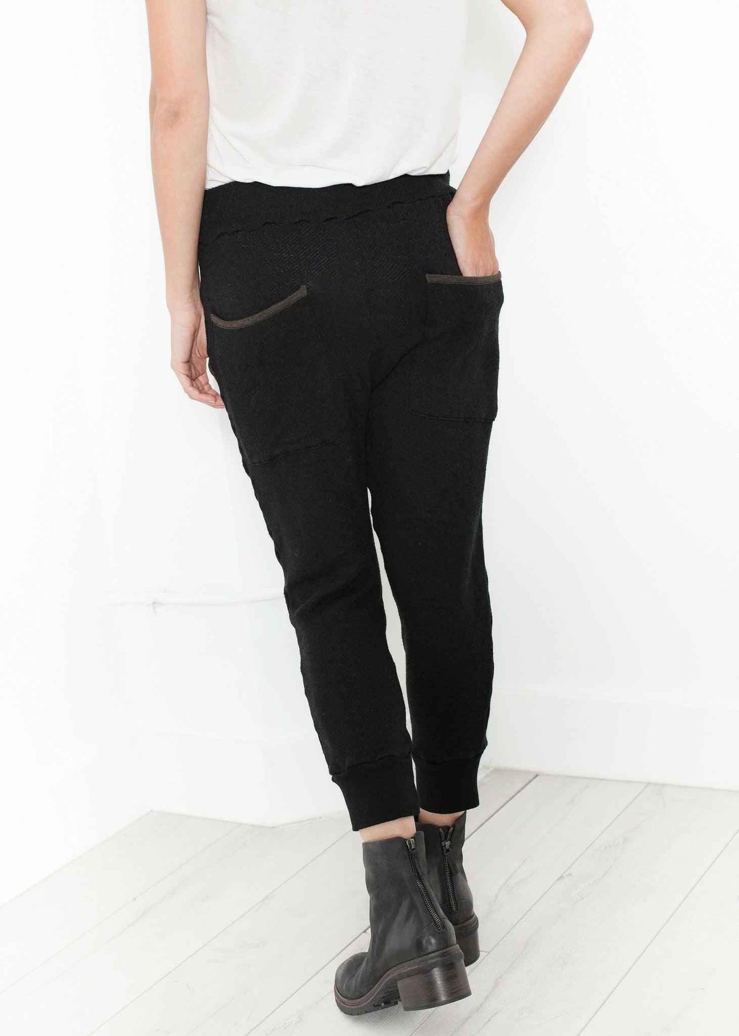 Highsoft Cropped Sweat in Black.