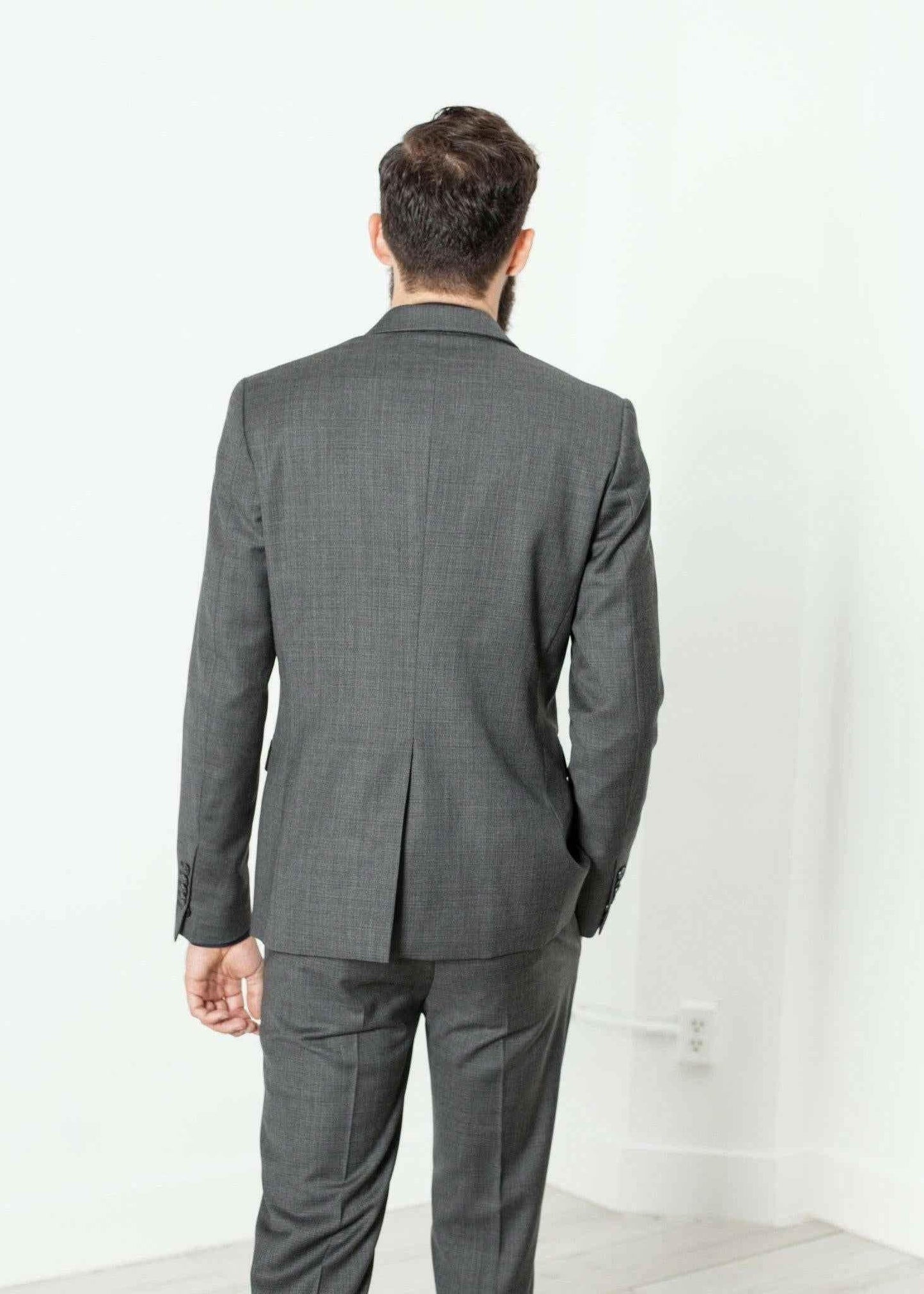 Men's Completo Suit in Grey.