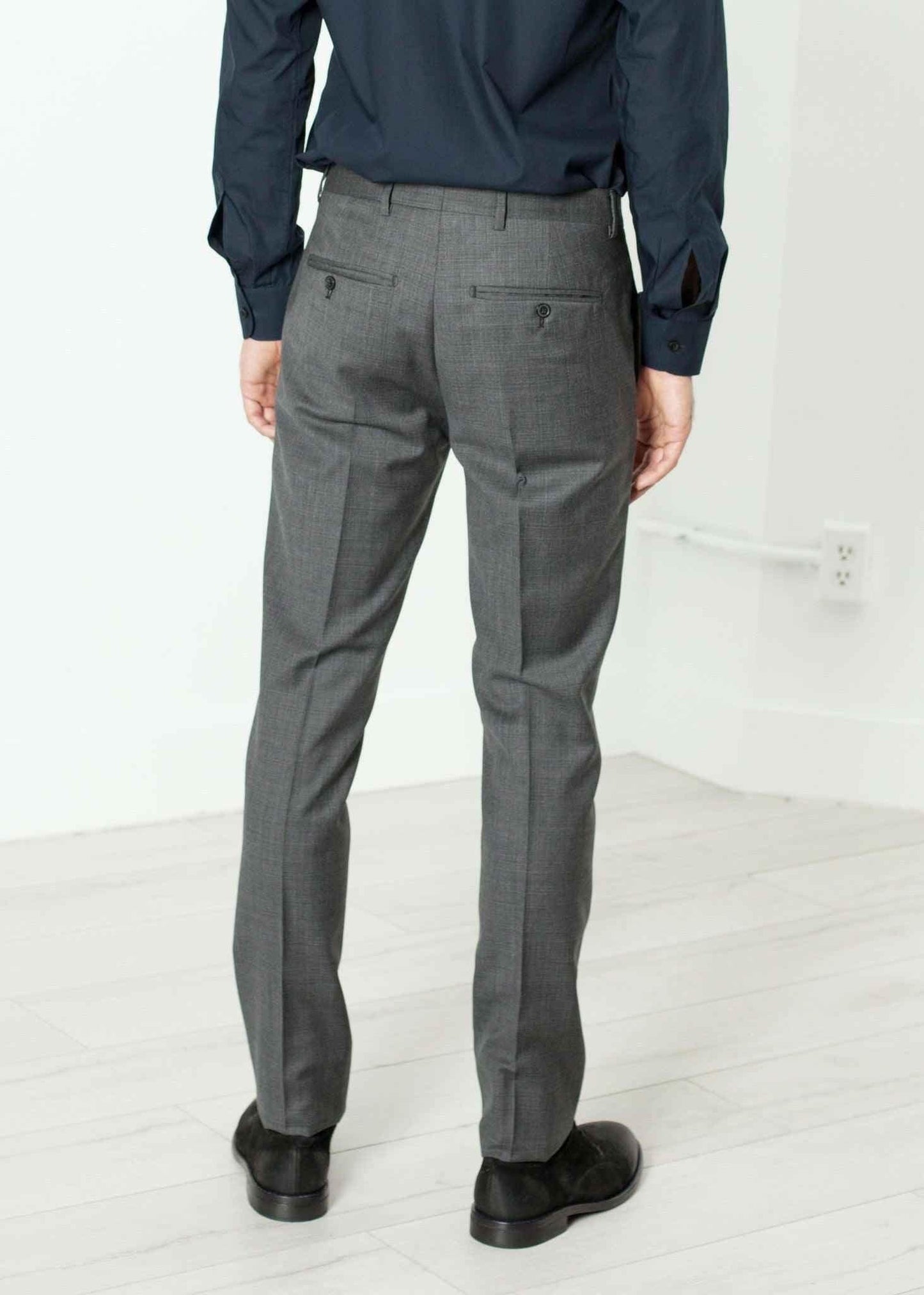 Men's Completo Suit in Grey.