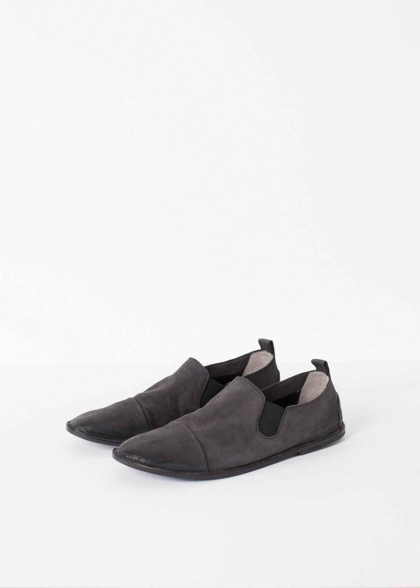 Low Chelsea Boot in Black.