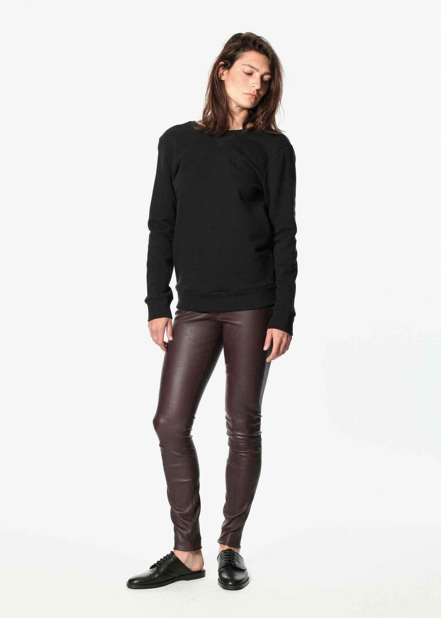 Symphonie Sweatshirt in Black.