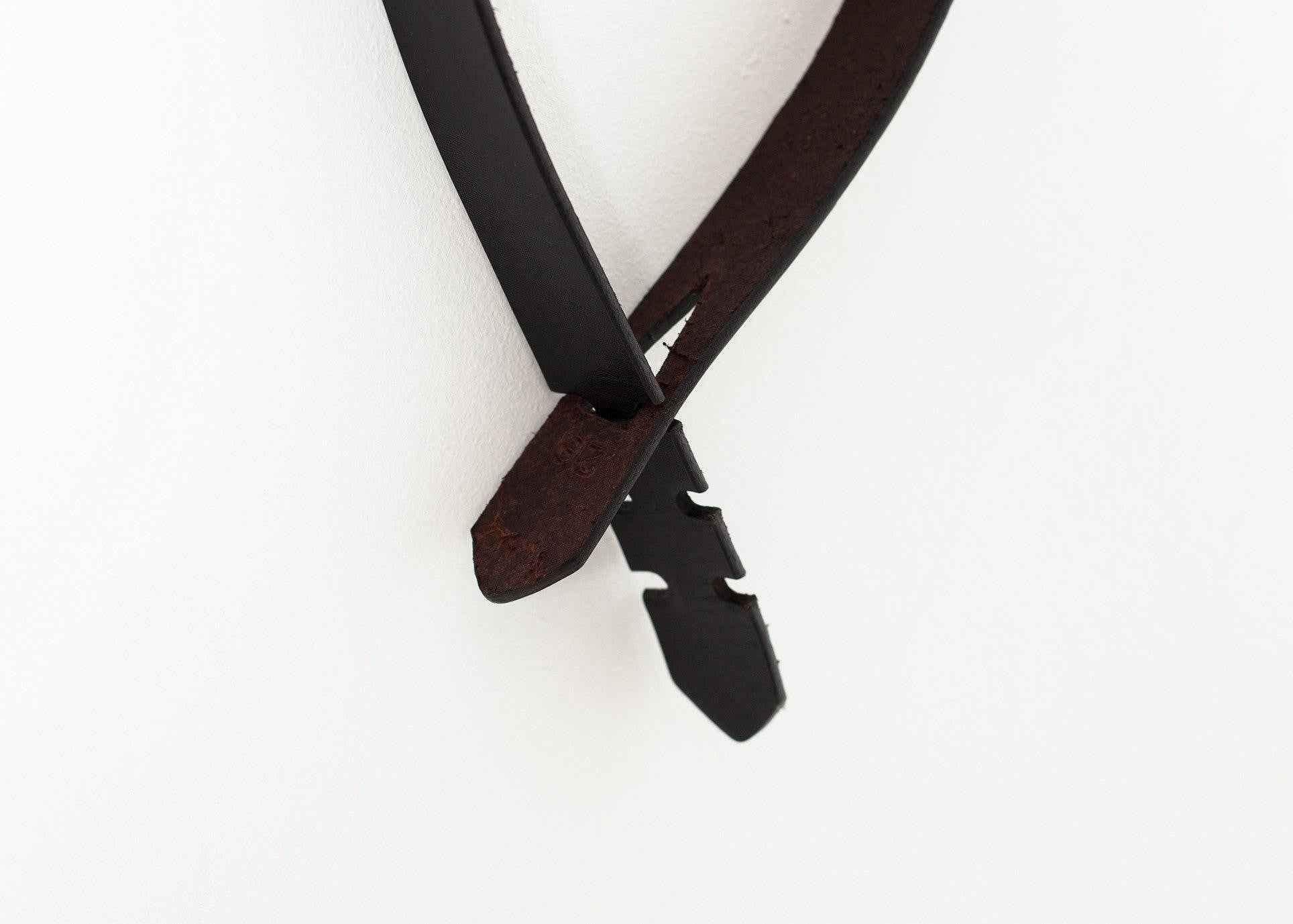 Buckle-less Belt in Black.