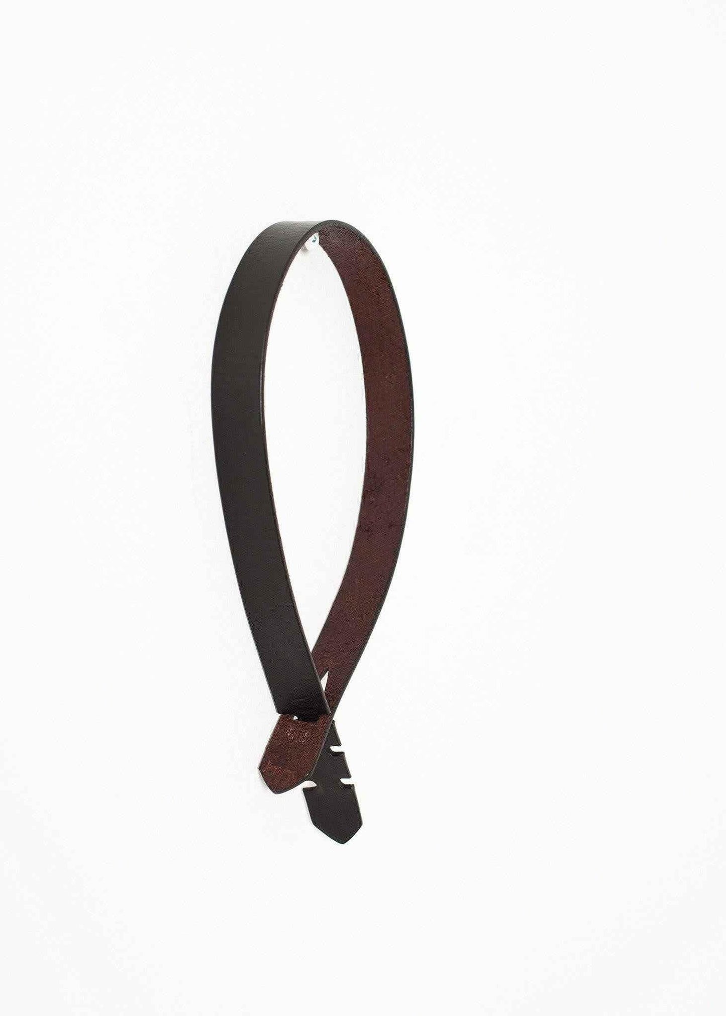 Buckle-less Belt in Black.