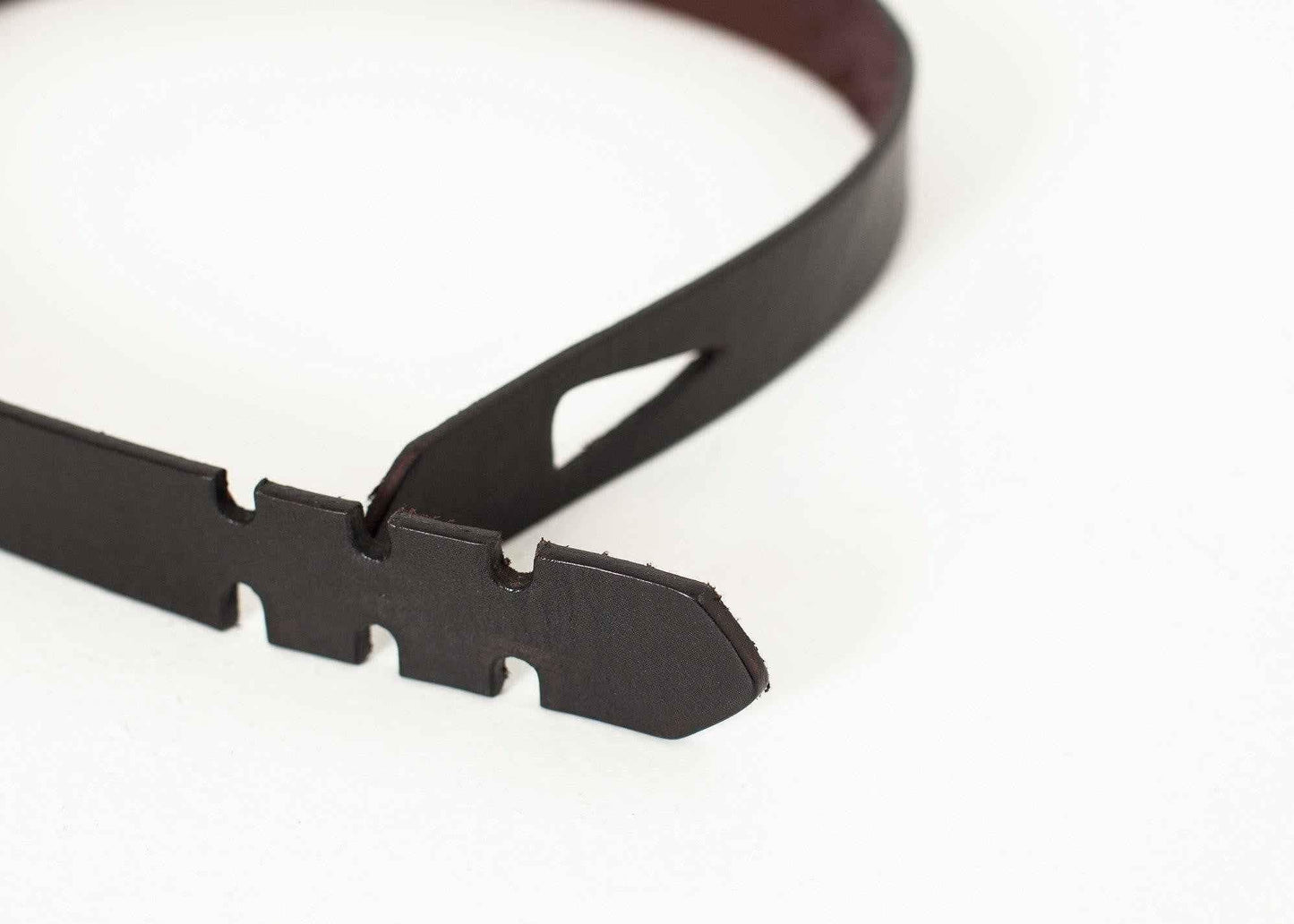 Buckle-less Belt in Black.