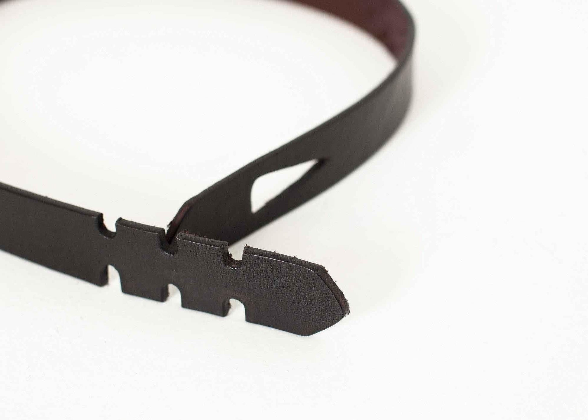 Buckle-less Belt in Black.