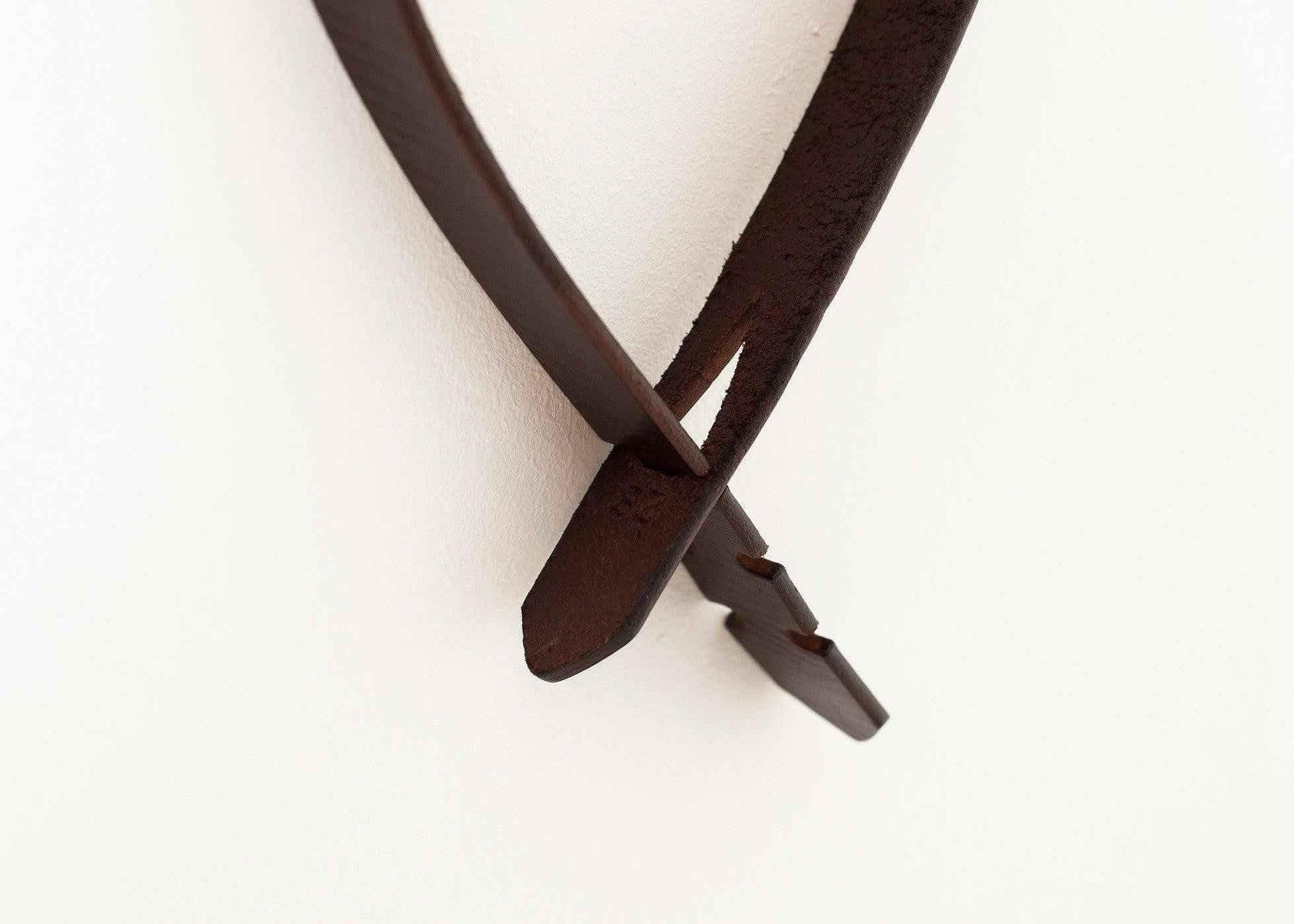 Buckle-less Belt in Brown.