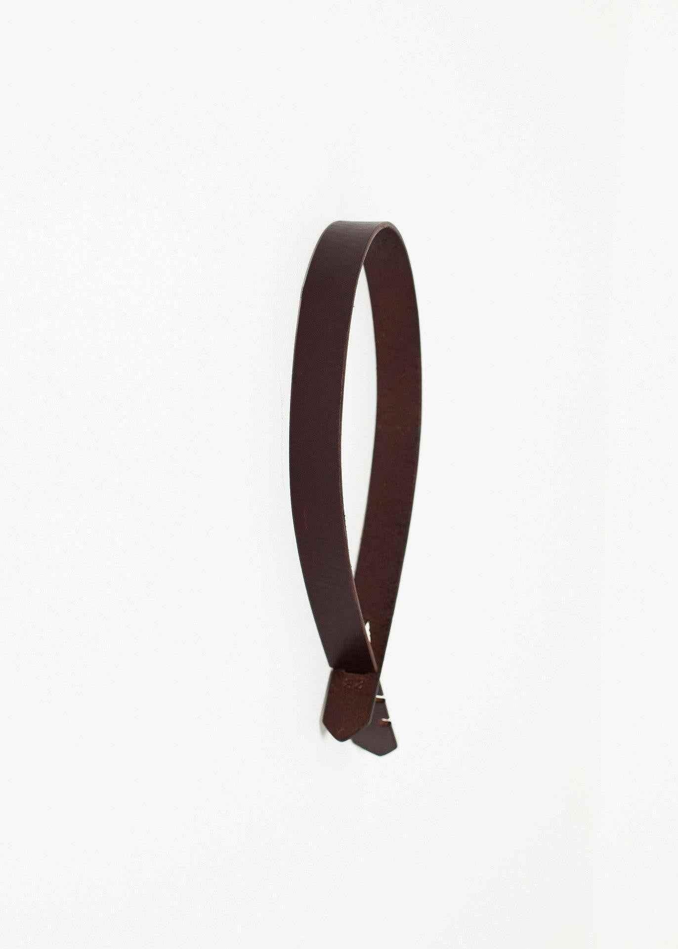 Buckle-less Belt in Brown.