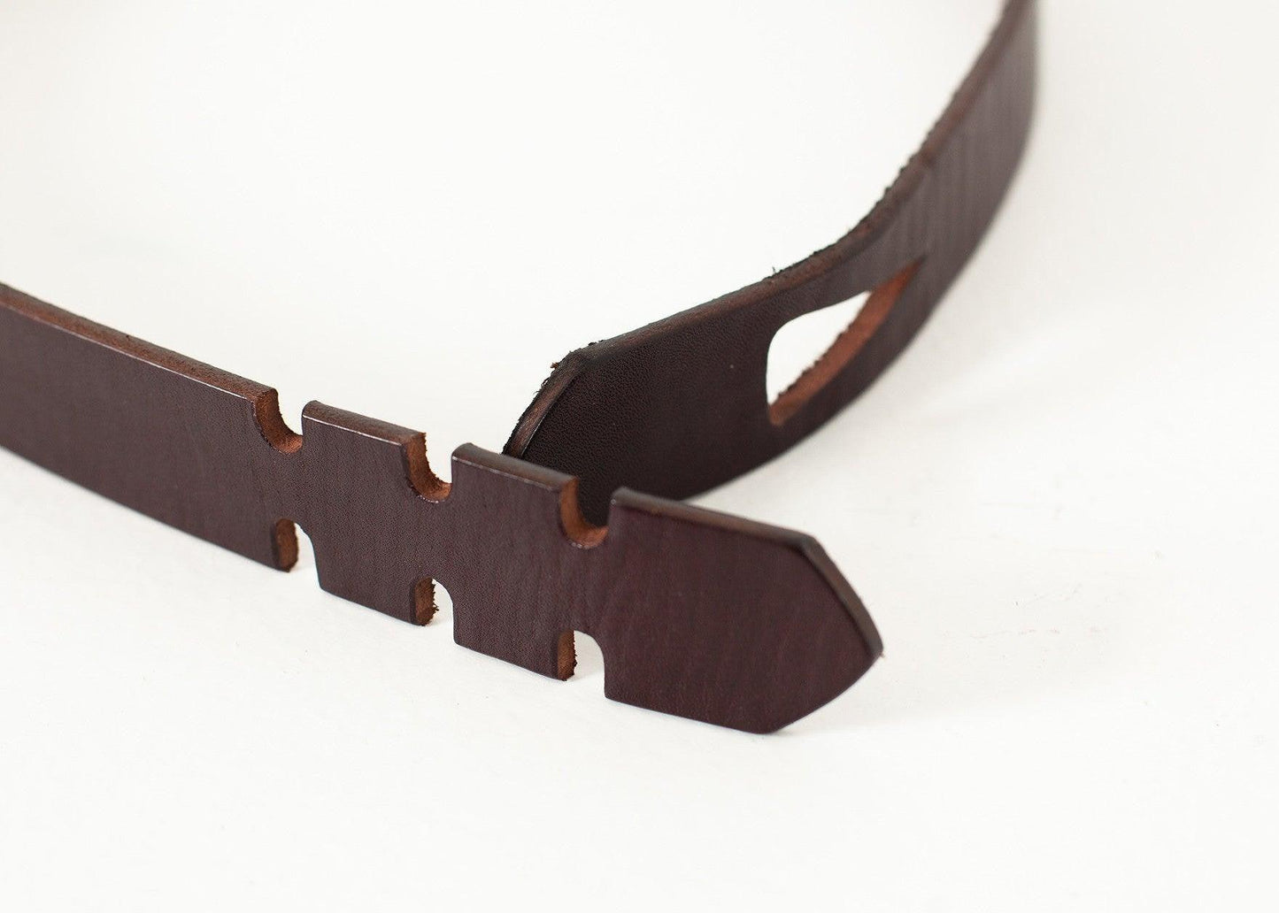 Buckle-less Belt in Brown.