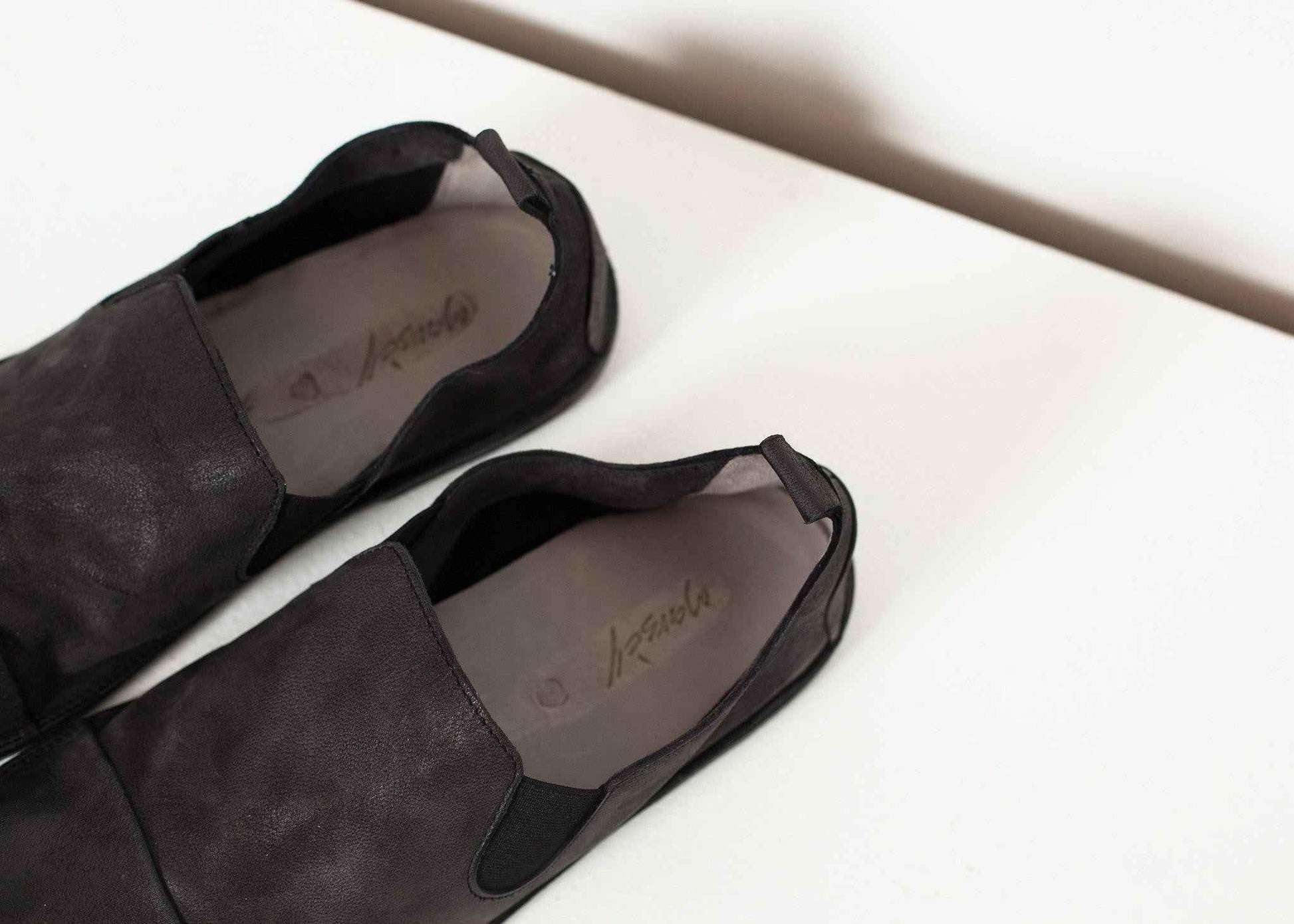 Low Chelsea Boot in Black.