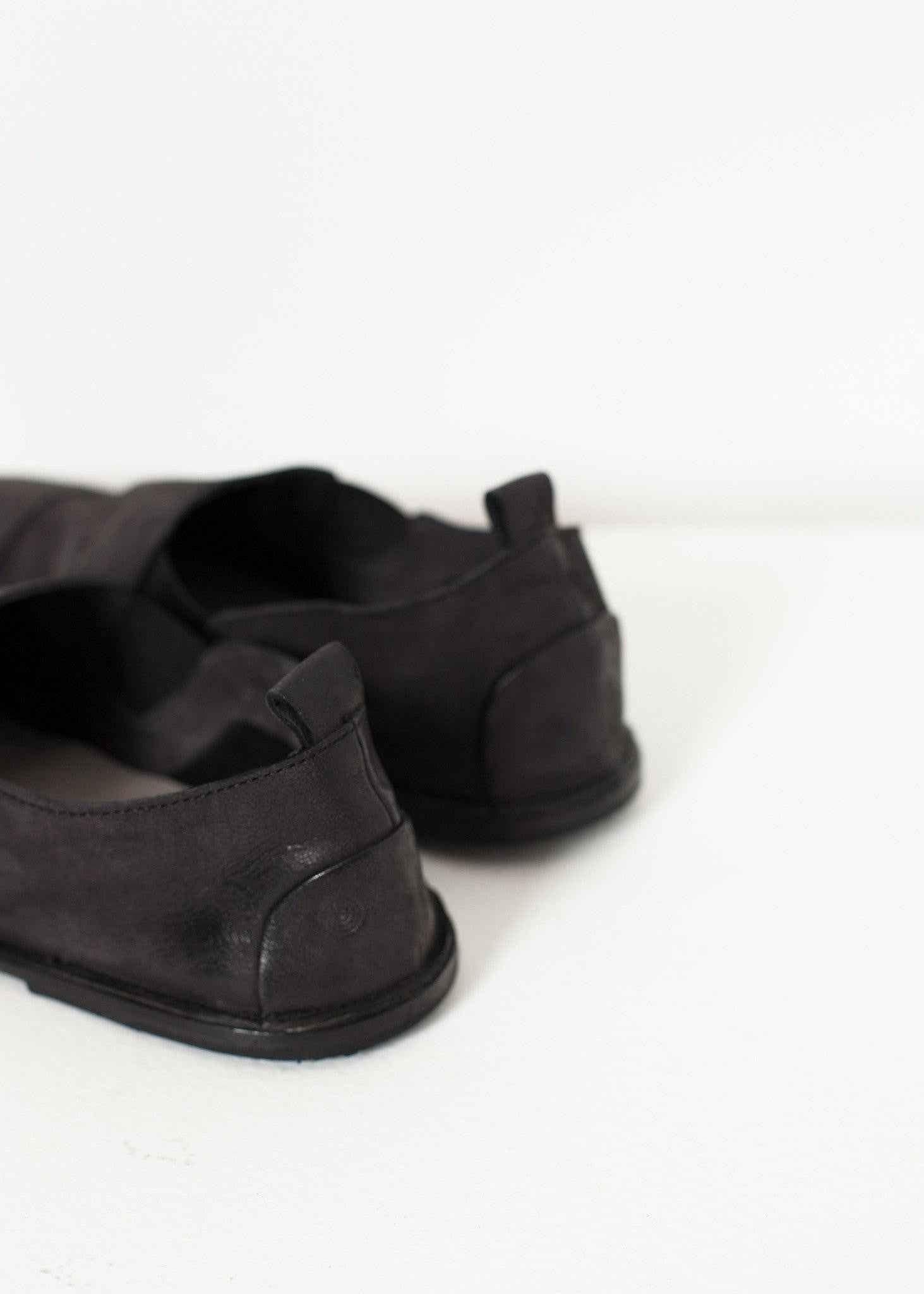 Low Chelsea Boot in Black.