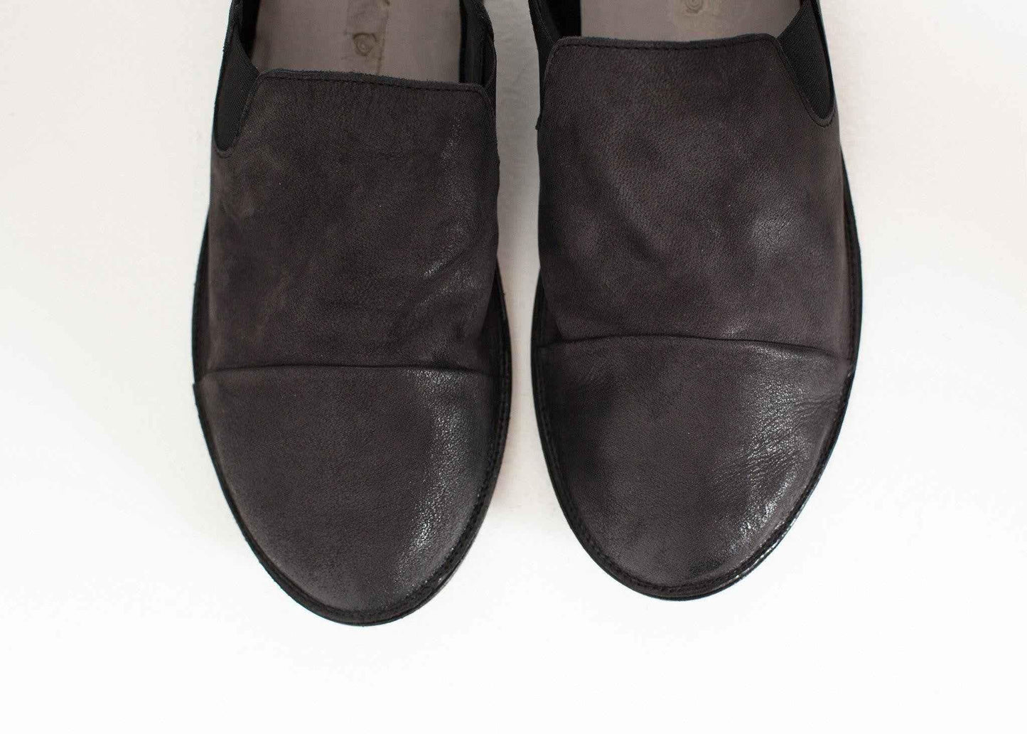 Low Chelsea Boot in Black.