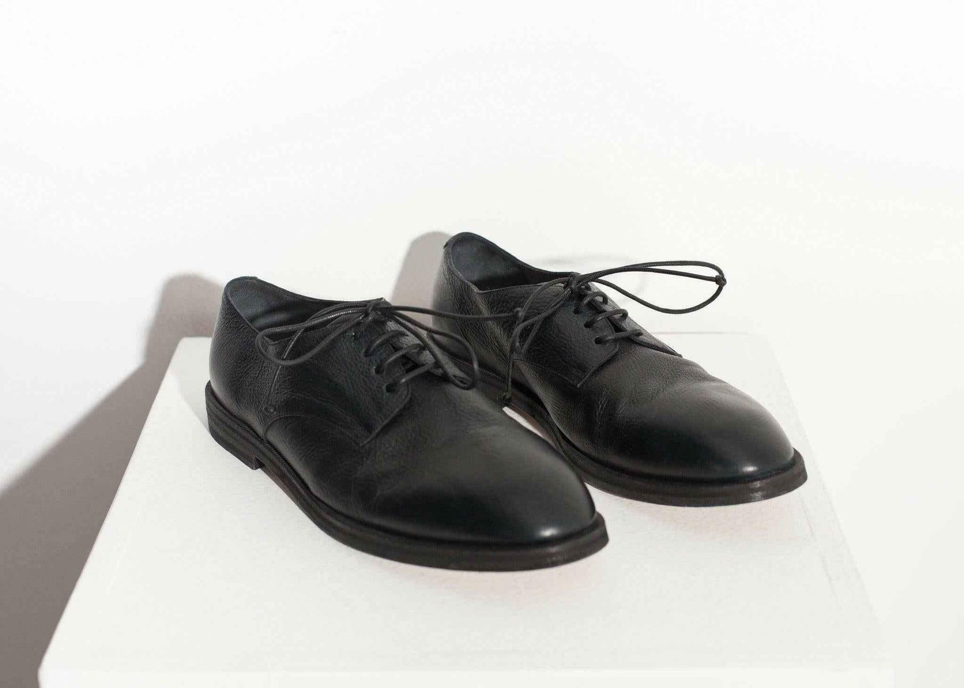 Stiro Oxford in Black.