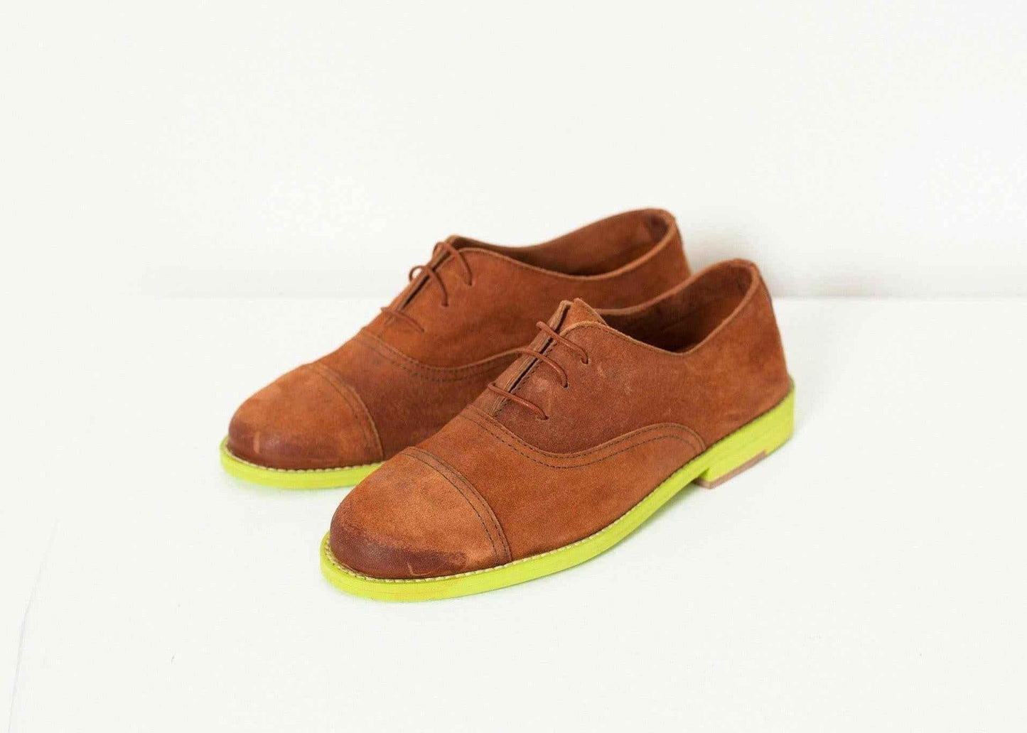 Suede Oxford in Natural/Lime.