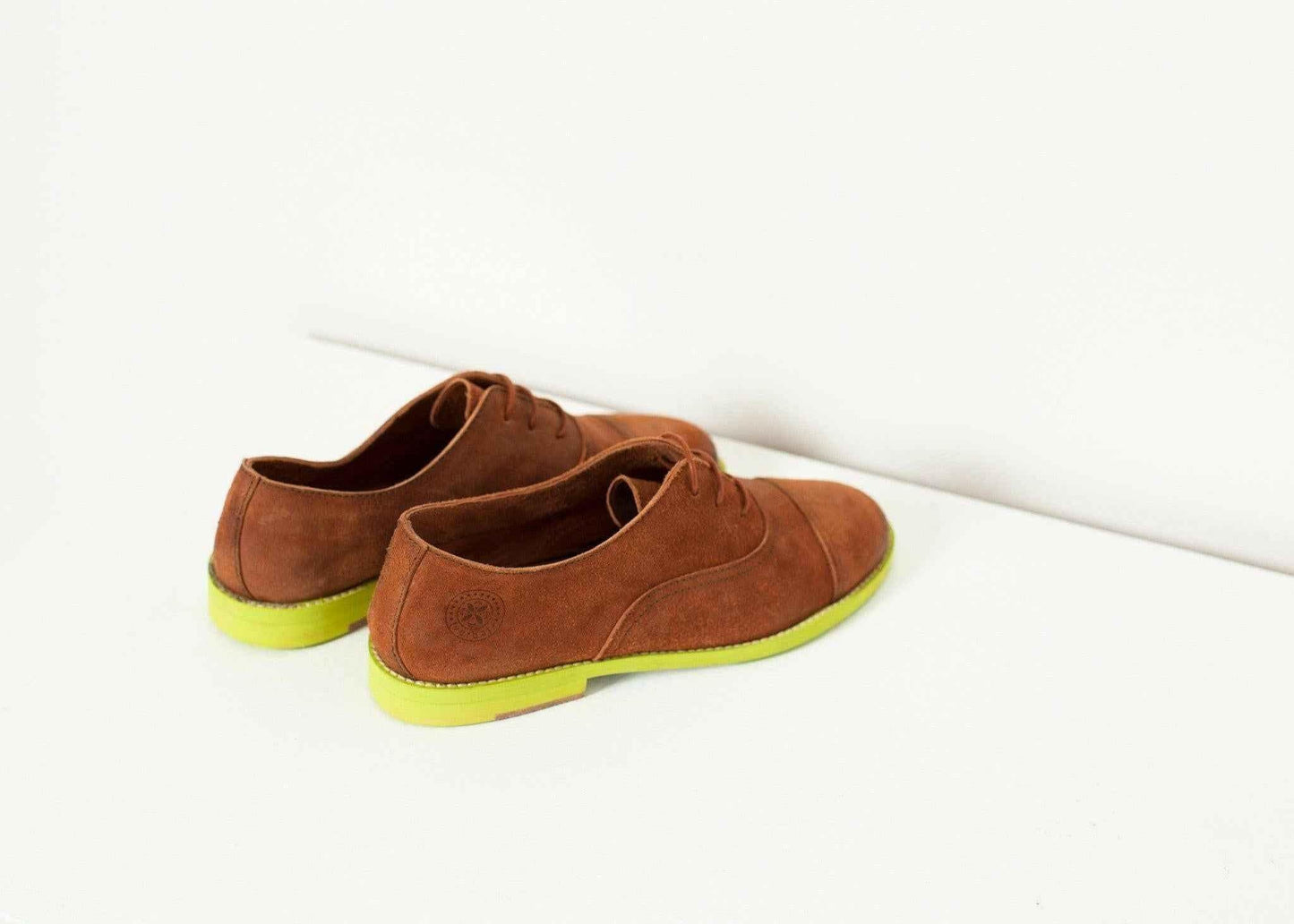 Suede Oxford in Natural/Lime.