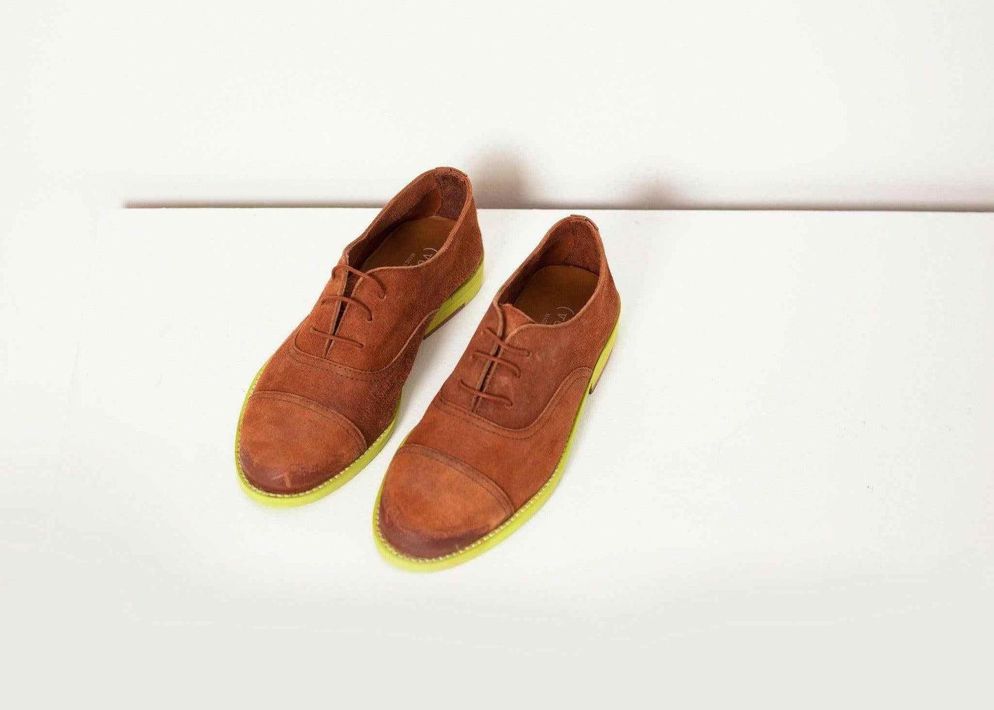 Suede Oxford in Natural/Lime.