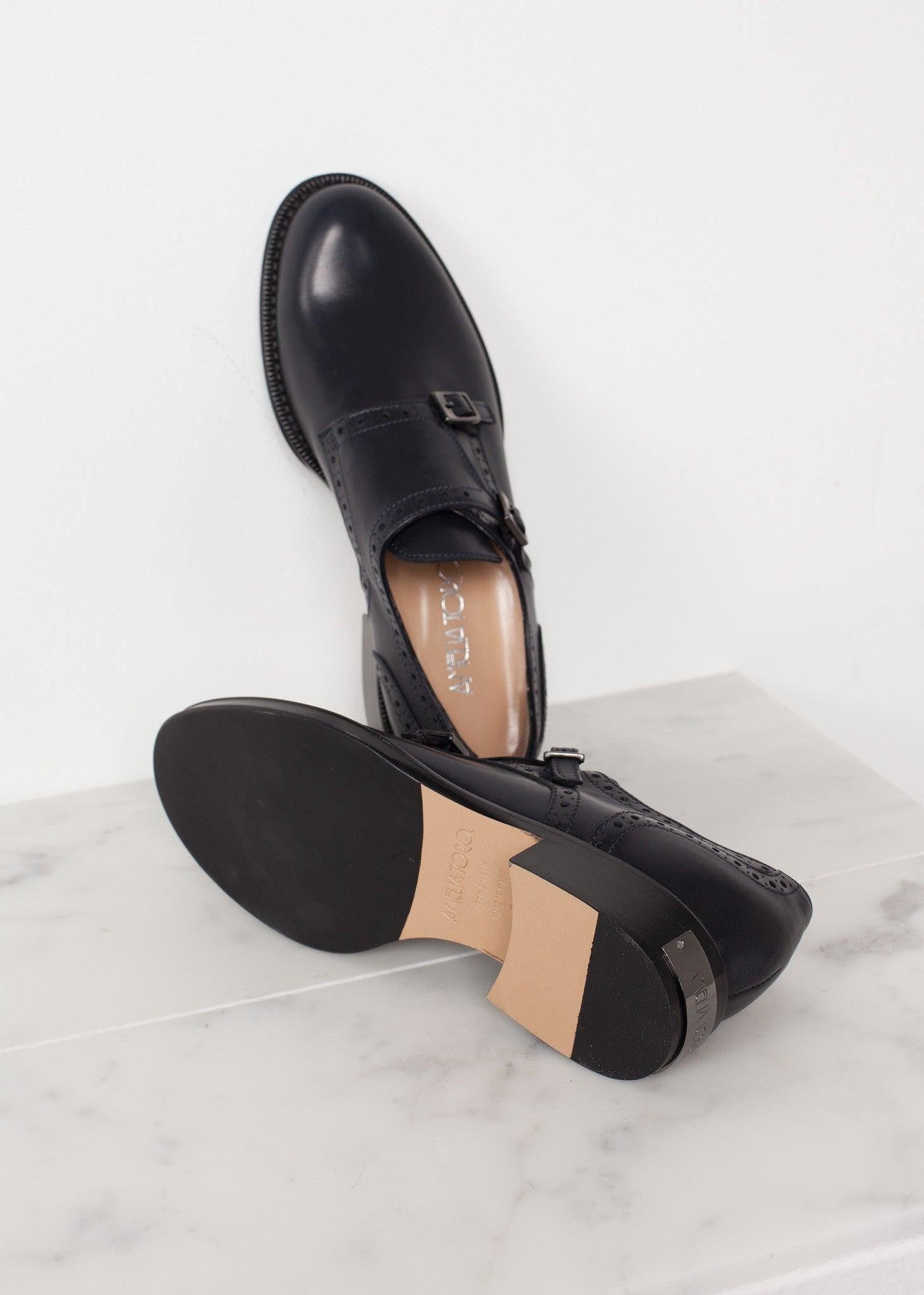 Buckle Shoe in Navy.