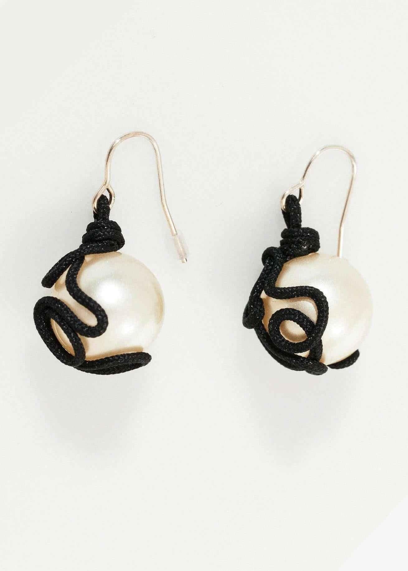 Float Bead Earring in Pearl.