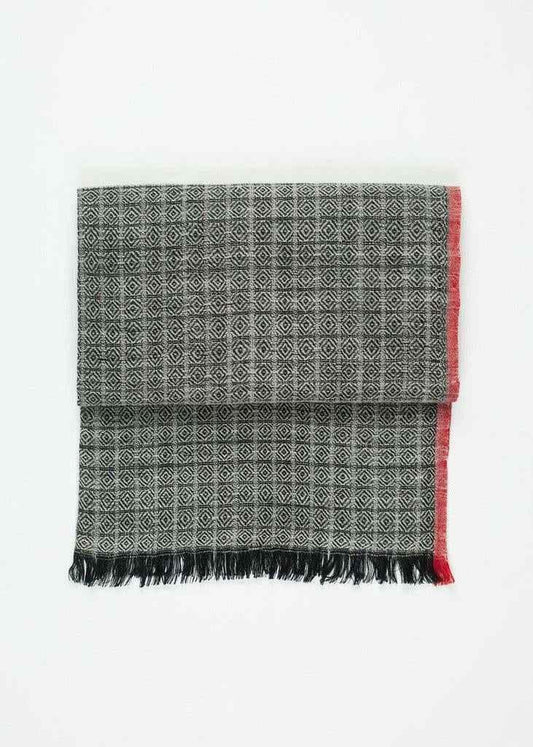 Diamond Scarf in Black/Natural.