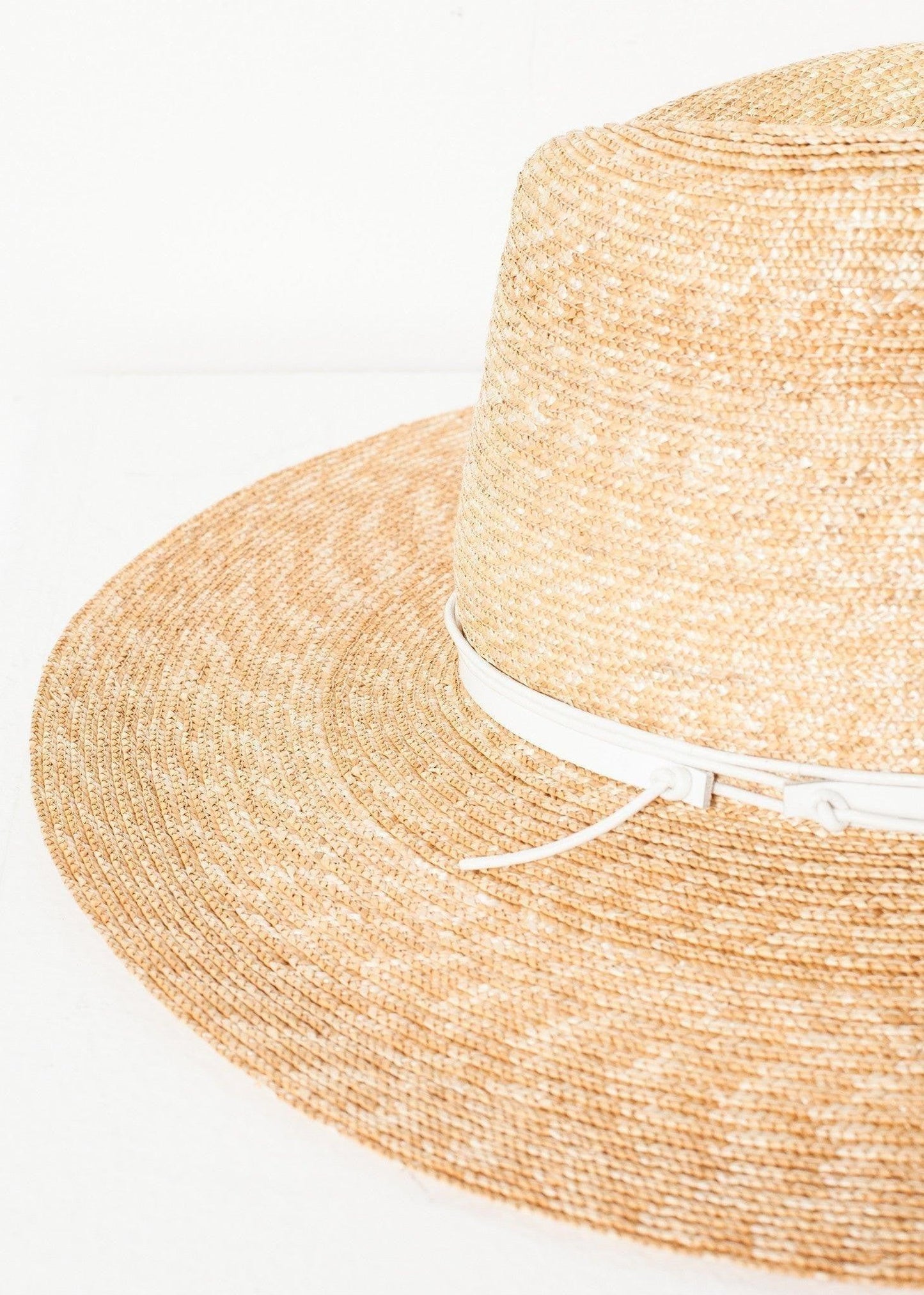 Wrapped Up Hat in Straw/White.