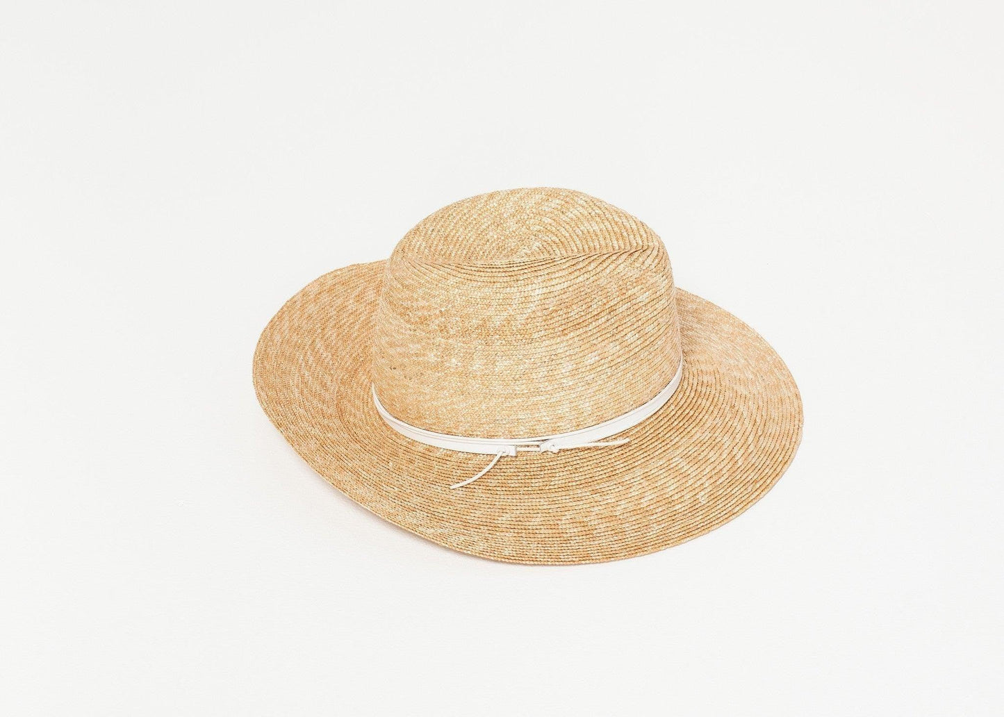 Wrapped Up Hat in Straw/White.