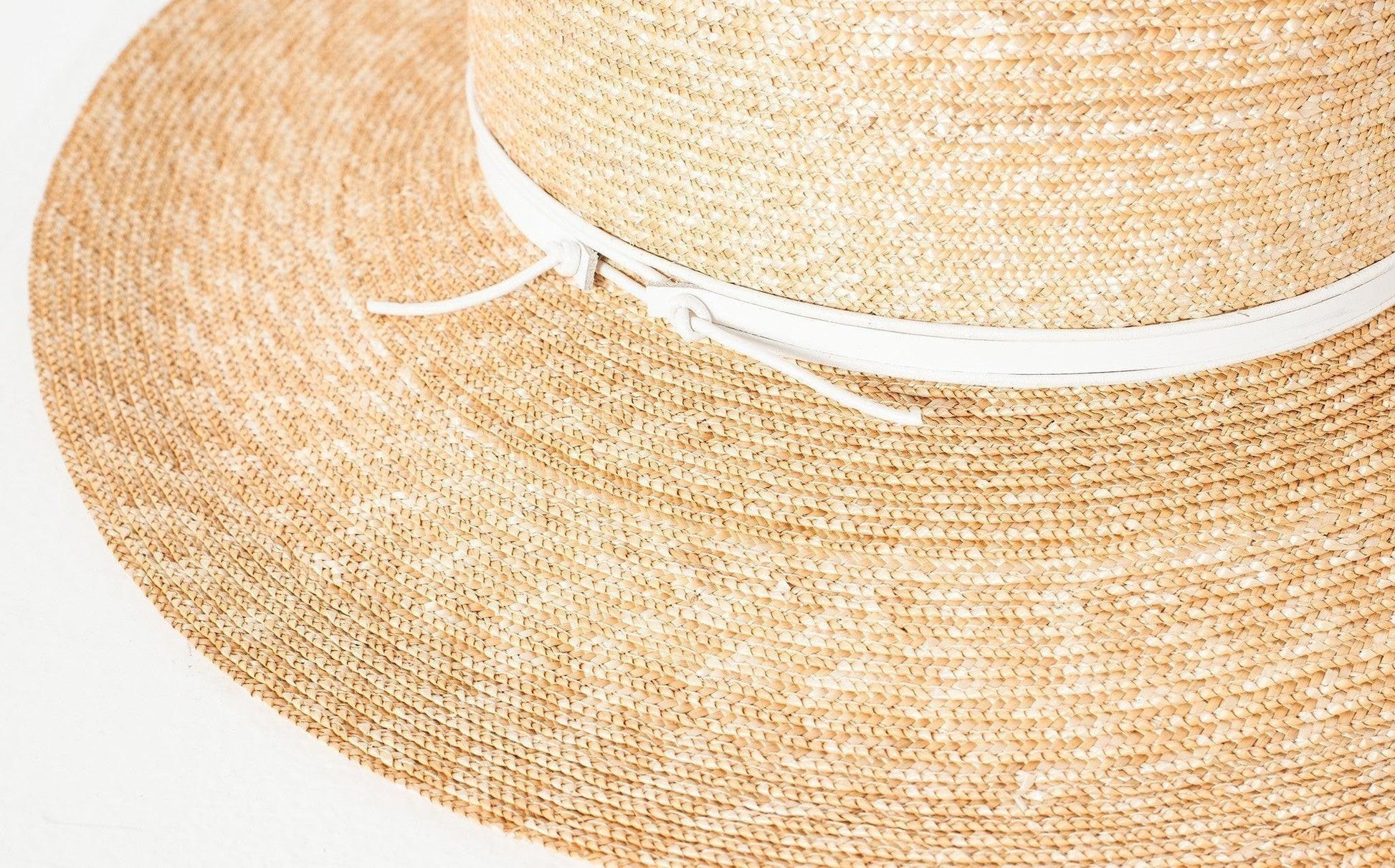 Wrapped Up Hat in Straw/White.
