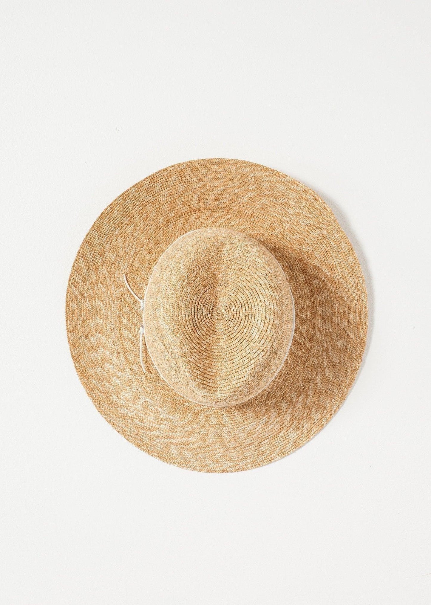 Wrapped Up Hat in Straw/White.