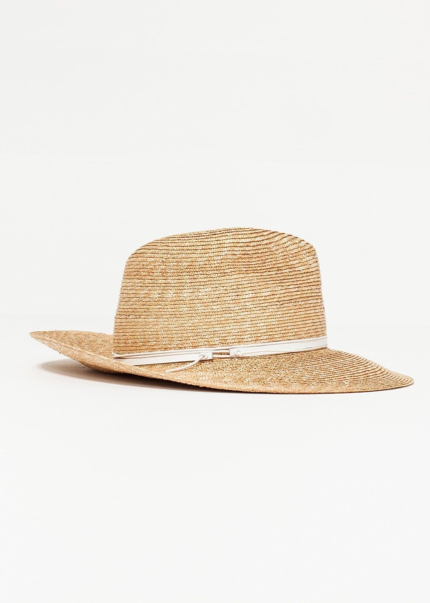 Wrapped Up Hat in Straw/White.